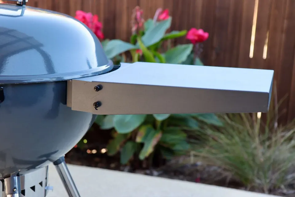 SnS Grills SnS Kettle Side Shelf sidehylle til 22-tommers grill
