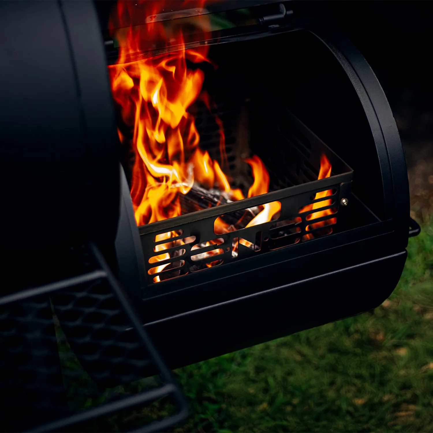 SnS Grills Slow 'N Sear Offset Smoker kullkurv med vannvegg