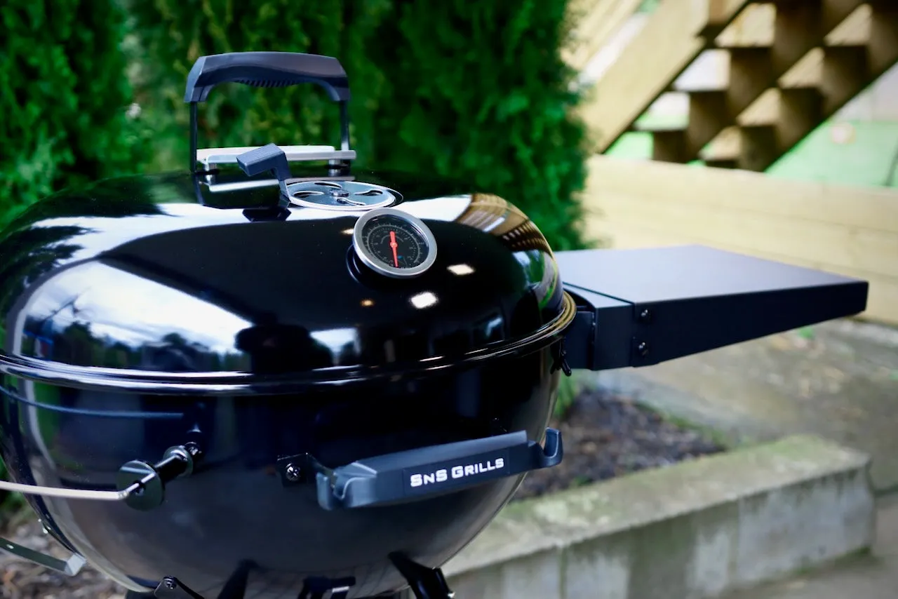 SnS Grills Black Edition Kettle sidehylle til 22-tommers grill