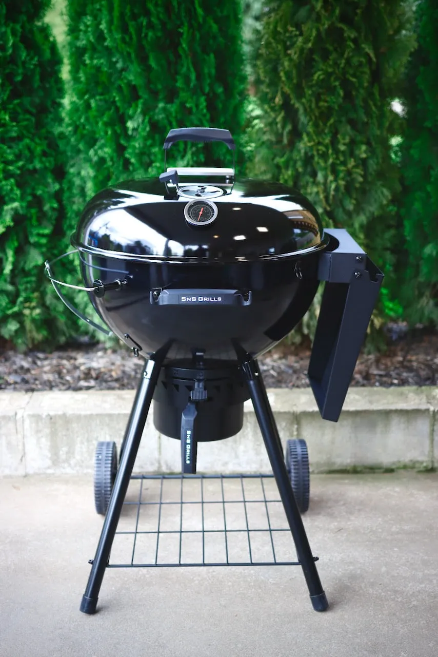 SnS Grills Black Edition Kettle sidehylle til 22-tommers grill