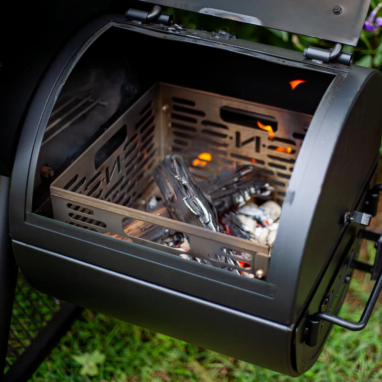 SnS Grills Slow 'N Sear Offset Smoker kullkurv med vannvegg