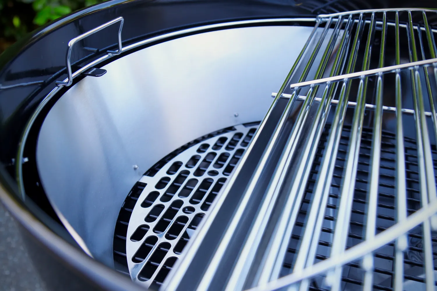 SnS Grills 22 Black Edition Kettle kullgrill med sidehylle