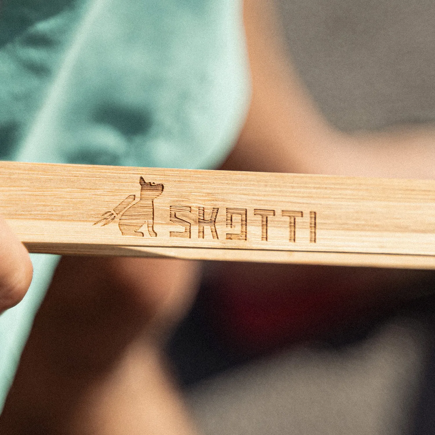 SKOTTI TONGS grilltang i tre og aluminium