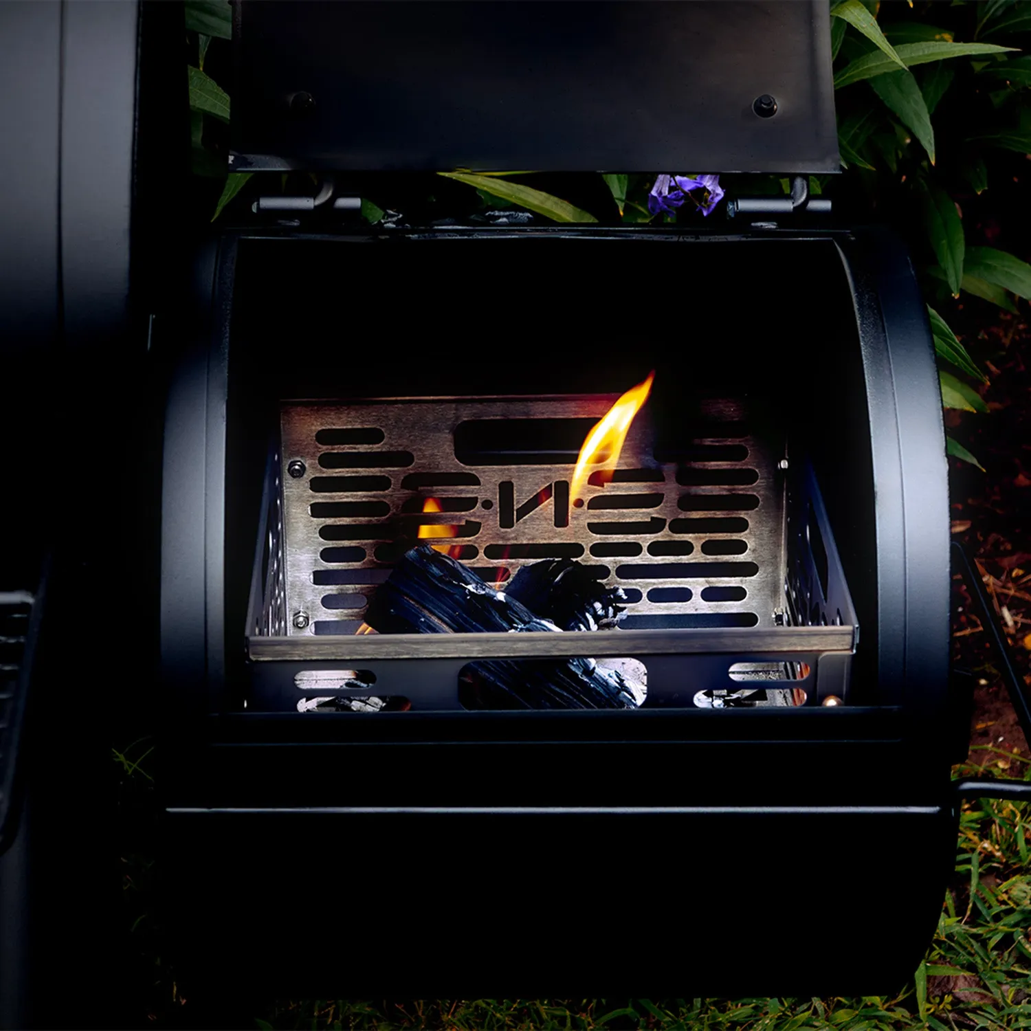 SnS Grills Slow 'N Sear Offset Smoker kullkurv med vannvegg