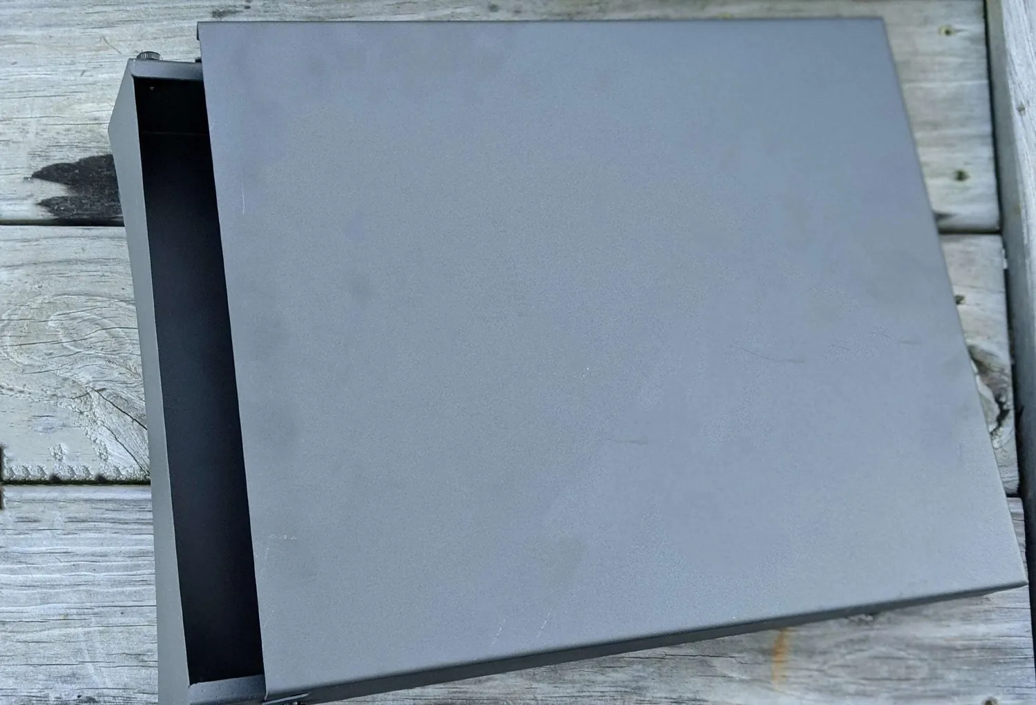 SnS Grills SnS Kettle Side Shelf sidehylle til 22-tommers grill