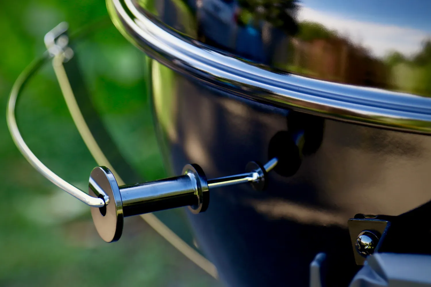 SnS Grills 22 Black Edition Kettle kullgrill med sidehylle