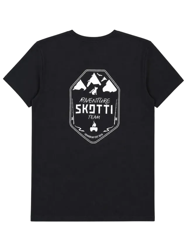 SKOTTI Adventure Club T-Shirt t-skjorte S–2XL i økologisk bomull