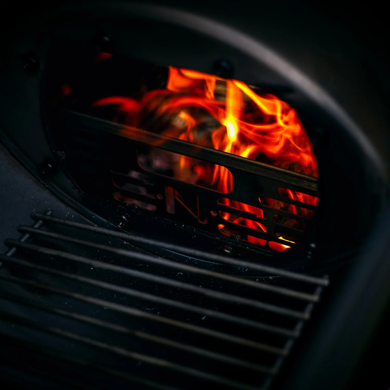 SnS Grills Slow 'N Sear Offset Smoker kullkurv med vannvegg