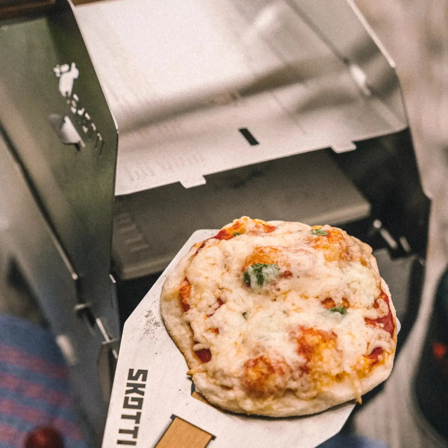 SKOTTI Pizza Kit pizzakit med pizzastein til SKOTTI-grill