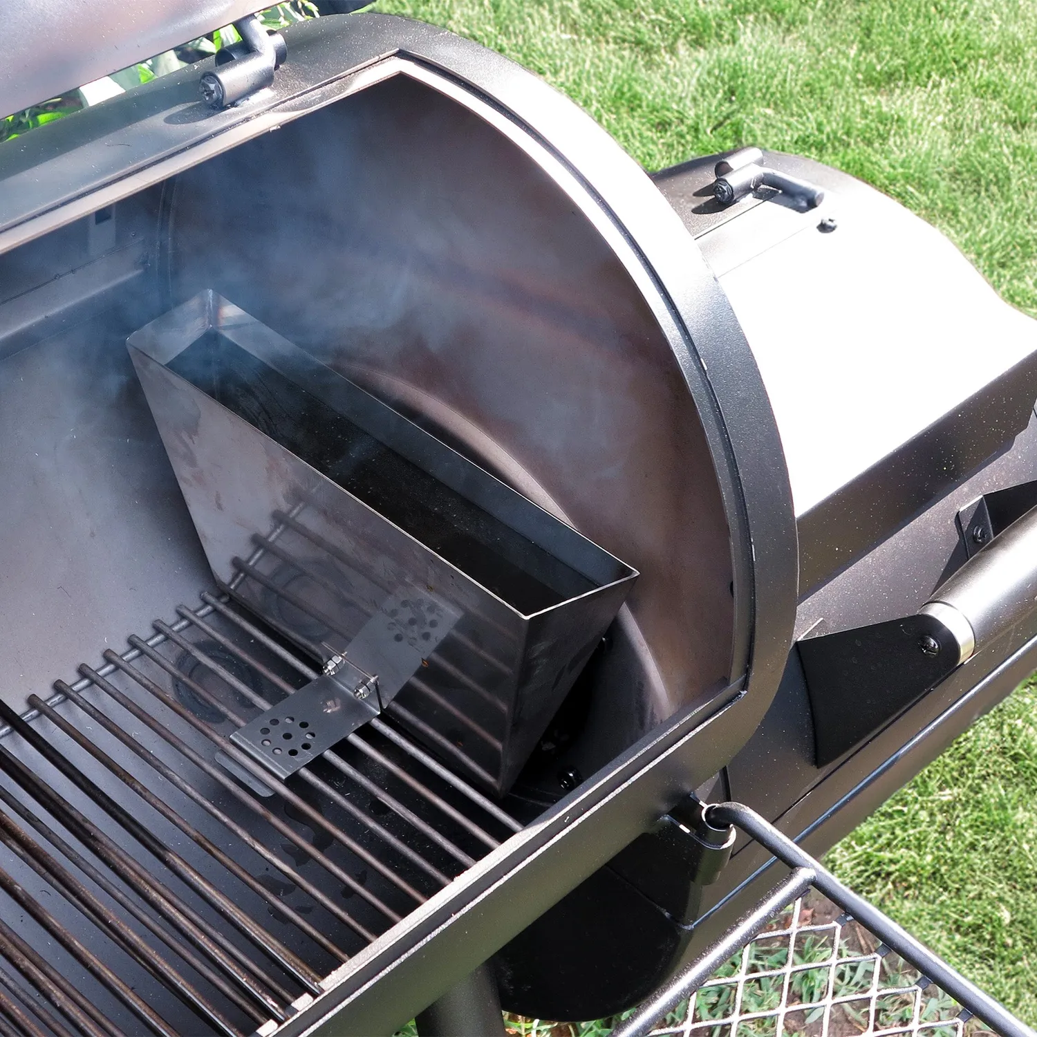 SnS Grills Slow 'N Sear Offset Smoker kullkurv med vannvegg