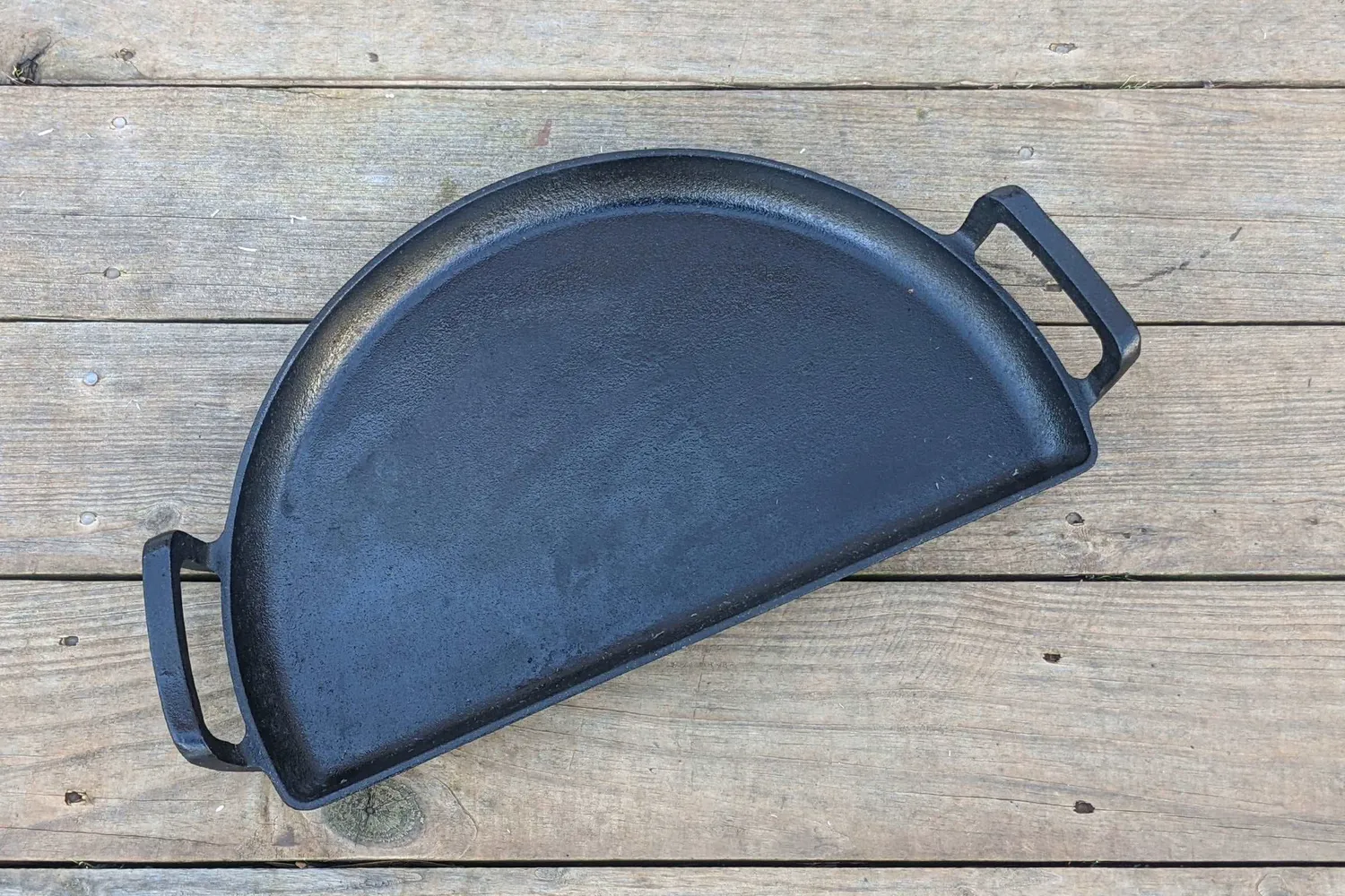 SnS Grills Drip ’N Griddle Pan 22 tommer støpejernspanne til grill
